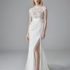 Moderne bruid in Pronovias Agathy jurk met hoge halslijn en elegante details.