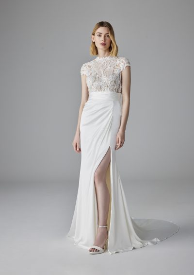 Moderne bruid in Pronovias Agathy jurk met hoge halslijn en elegante details.