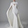 Pronovias Alexandrine trouwjurk met optionele cape, fit-and-flare silhouet, en strapless korset top.