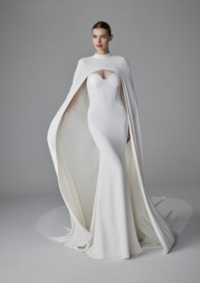 Pronovias Alexandrine trouwjurk met optionele cape, fit-and-flare silhouet, en strapless korset top.