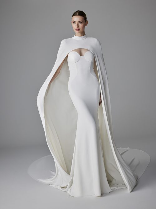 Pronovias Alexandrine trouwjurk met optionele cape, fit-and-flare silhouet, en strapless korset top.