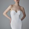 Close-up van de Pronovias Alexandrine trouwjurk, strapless korset top en nauwsluitend silhouet.