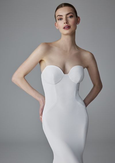 Close-up van de Pronovias Alexandrine trouwjurk, strapless korset top en nauwsluitend silhouet.