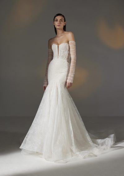 Volledige vooraanzicht van de Pronovias Privée Alura-jurk met fishtail-stijl en kathedraal-sleep.