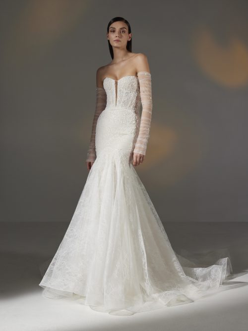 Volledige vooraanzicht van de Pronovias Privée Alura-jurk met fishtail-stijl en kathedraal-sleep.