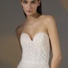 Pronovias Privée Amandi jurk met sweetheart halslijn en kralenaccenten.