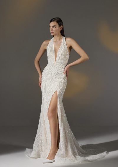 Pronovias Privée Amarosa jurk met diepe V-hals en kralen details.