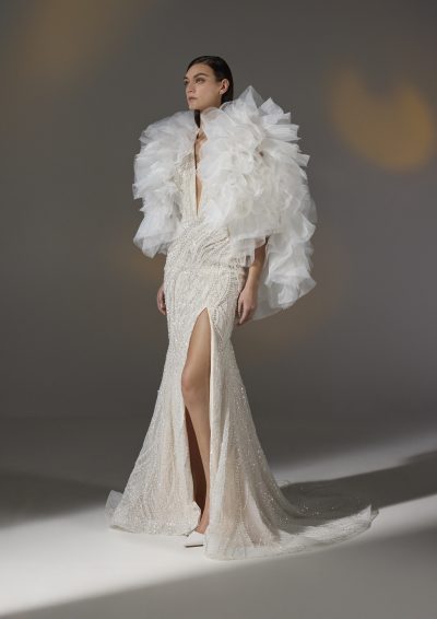 Pronovias Privée Amarosa met optionele bolero en hoge split.