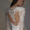 Detail van de achterkant van de Pronovias Privée Ameri jurk, met illusie tule en knoopdetails.