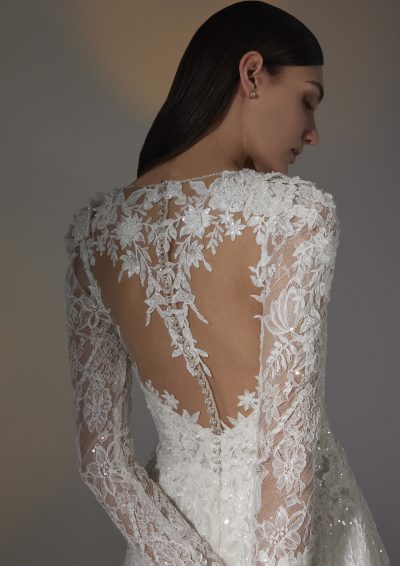 Detail van de achterkant van de Pronovias Privée Ameri jurk, met illusie tule en knoopdetails.