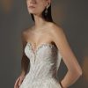 Close-up van het gedetailleerde kralenwerk op de Pronovias Privée Anava trouwjurk.