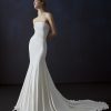 Atelier Pronovias Angelis strapless trouwjurk met golvende halslijn en lange sleep, vooraanzicht.