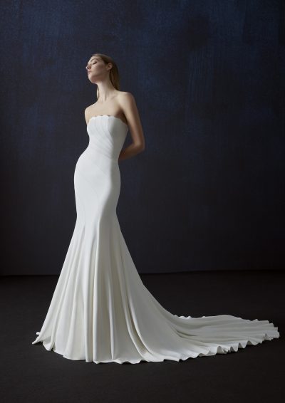 Atelier Pronovias Angelis strapless trouwjurk met golvende halslijn en lange sleep, vooraanzicht.