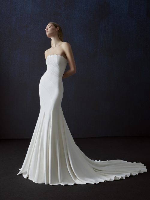 Atelier Pronovias Angelis strapless trouwjurk met golvende halslijn en lange sleep, vooraanzicht.