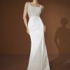 Voorzijde van de Elisabetta Franchi X Pronovias Annamay trouwjurk, met handgeborduurde parels op het lijfje en een slank silhouet.