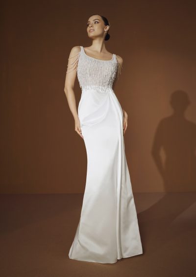 Voorzijde van de Elisabetta Franchi X Pronovias Annamay trouwjurk, met handgeborduurde parels op het lijfje en een slank silhouet.