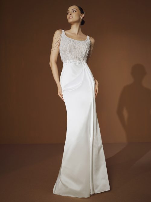 Voorzijde van de Elisabetta Franchi X Pronovias Annamay trouwjurk, met handgeborduurde parels op het lijfje en een slank silhouet.