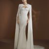 Vooraanzicht van de Barbra trouwjurk van Elisabetta Franchi X Pronovias, met een strapless sweetheart halslijn en een afneembare cape.