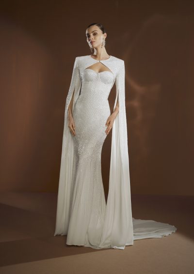 Vooraanzicht van de Barbra trouwjurk van Elisabetta Franchi X Pronovias, met een strapless sweetheart halslijn en een afneembare cape.