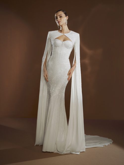 Vooraanzicht van de Barbra trouwjurk van Elisabetta Franchi X Pronovias, met een strapless sweetheart halslijn en een afneembare cape.