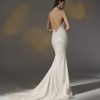 Pronovias Privée Beloved jurk met moderne hoge halslijn en sensuele open rug.