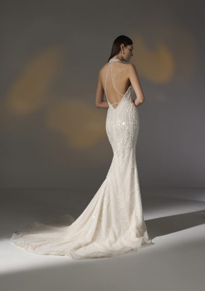 Pronovias Privée Beloved jurk met moderne hoge halslijn en sensuele open rug.