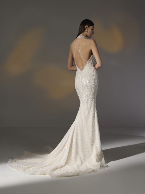 Pronovias Privée Beloved jurk met moderne hoge halslijn en sensuele open rug.