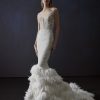 Vooraanzicht van de Atelier Pronovias Bimba trouwjurk met V-hals en kralenversieringen.