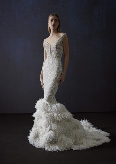 Vooraanzicht van de Atelier Pronovias Bimba trouwjurk met V-hals en kralenversieringen.