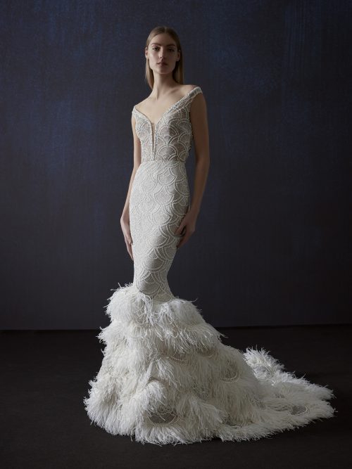 Vooraanzicht van de Atelier Pronovias Bimba trouwjurk met V-hals en kralenversieringen.