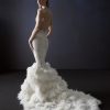 Achterkant van de Atelier Pronovias Bimba trouwjurk met lage rug en verenrok.