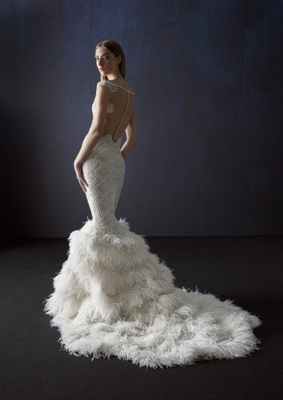 Achterkant van de Atelier Pronovias Bimba trouwjurk met lage rug en verenrok.