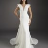 Atelier Pronovias Condal trouwjurk, fit-and-flare stijl, gezien van voren met kathedraalsleep.