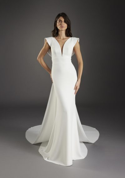 Atelier Pronovias Condal trouwjurk, fit-and-flare stijl, gezien van voren met kathedraalsleep.