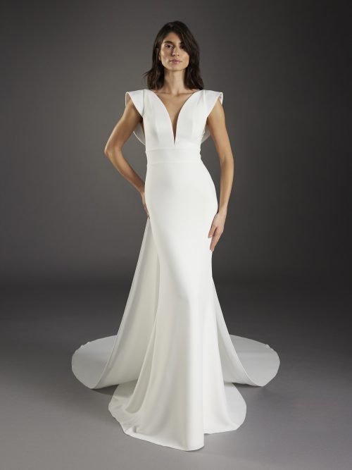 Atelier Pronovias Condal trouwjurk, fit-and-flare stijl, gezien van voren met kathedraalsleep.