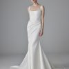 Pronovias Dennise trouwjurk vooraanzicht, fit and flare met een rechte halslijn en corset look top.