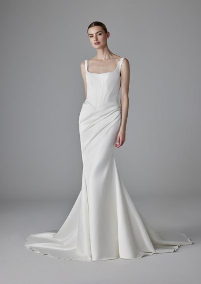 Pronovias Dennise trouwjurk vooraanzicht, fit and flare met een rechte halslijn en corset look top.