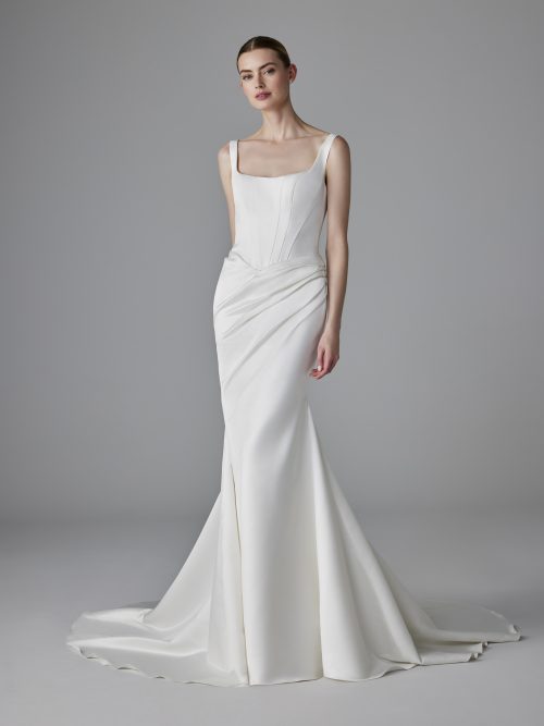 Pronovias Dennise trouwjurk vooraanzicht, fit and flare met een rechte halslijn en corset look top.