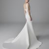 Achteraanzicht van de Pronovias Dennise trouwjurk met elegante vetersluiting.