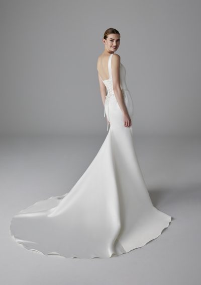 Achteraanzicht van de Pronovias Dennise trouwjurk met elegante vetersluiting.