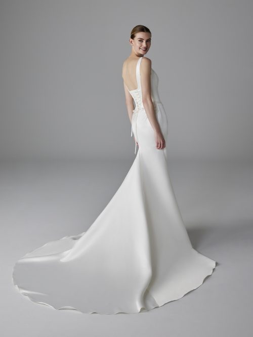 Achteraanzicht van de Pronovias Dennise trouwjurk met elegante vetersluiting.