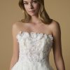 Close-up van het strapless corset met delicate bloemen en kantdetails op de Fitria trouwjurk.