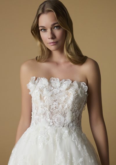 Close-up van het strapless corset met delicate bloemen en kantdetails op de Fitria trouwjurk.