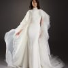 Afbeelding van de Atelier Pronovias Font trouwjurk met optionele cape en hoog gesloten halslijn, fit and flare stijl.