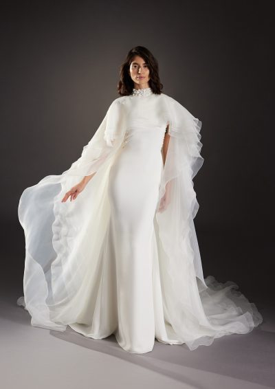 Afbeelding van de Atelier Pronovias Font trouwjurk met optionele cape en hoog gesloten halslijn, fit and flare stijl.