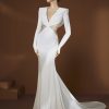 GraceJones trouwjurk van Elisabetta Franchi X Pronovias met diepe V-hals en kralen details aan de taille.