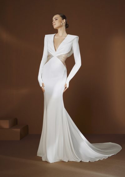 GraceJones trouwjurk van Elisabetta Franchi X Pronovias met diepe V-hals en kralen details aan de taille.