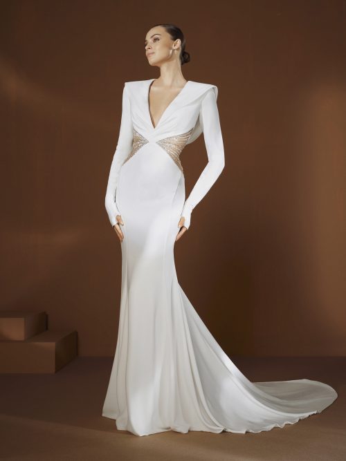 GraceJones trouwjurk van Elisabetta Franchi X Pronovias met diepe V-hals en kralen details aan de taille.