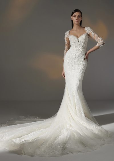 Bruidsjurk Pronovias Privée Hay in mermaid stijl met illusie halslijn, delicate kralen, kantwerk, transparante mouwen, en kathedraal sleep.