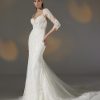 Bruidsjurk Pronovias Privée Hay in mermaid stijl met illusie halslijn, delicate kralen, kantwerk, transparante mouwen, en kathedraal sleep.